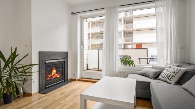 Lys stue med plass til sofa