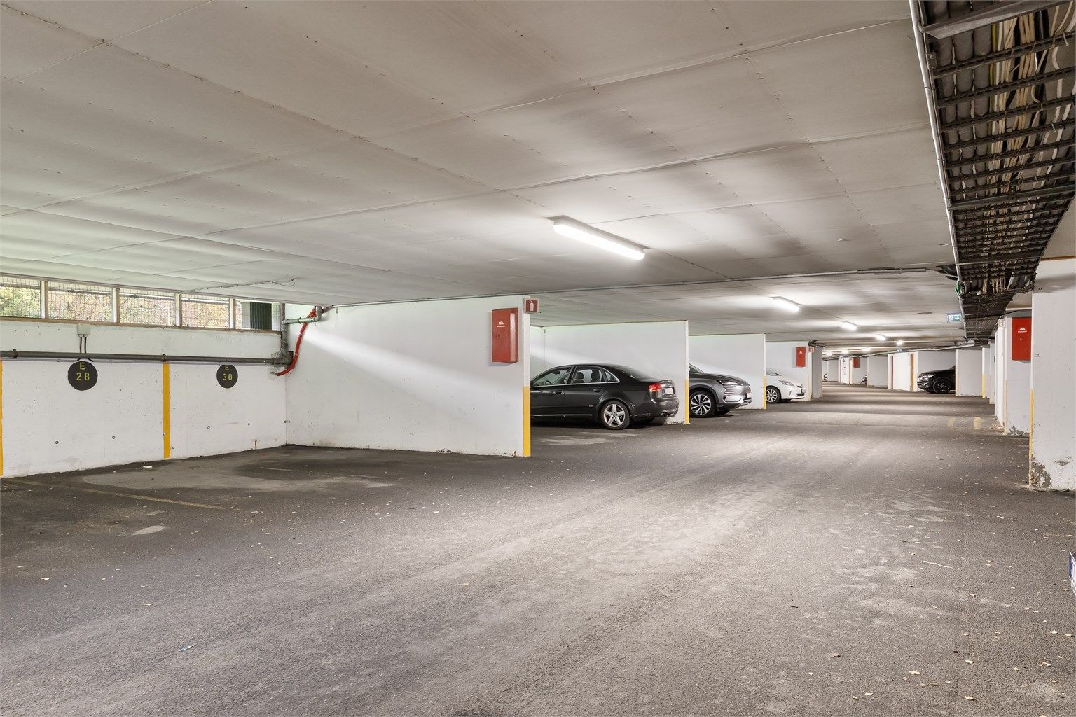 Parkeringsplass nr. 10 i felles garasjeanlegg. Beboere kan bestille elbil-lader gjennom Elaway om ønskelig.
