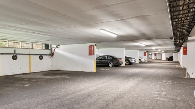 Parkeringsplass nr. 10 i felles garasjeanlegg. Beboere kan bestille elbil-lader gjennom Elaway om ønskelig.