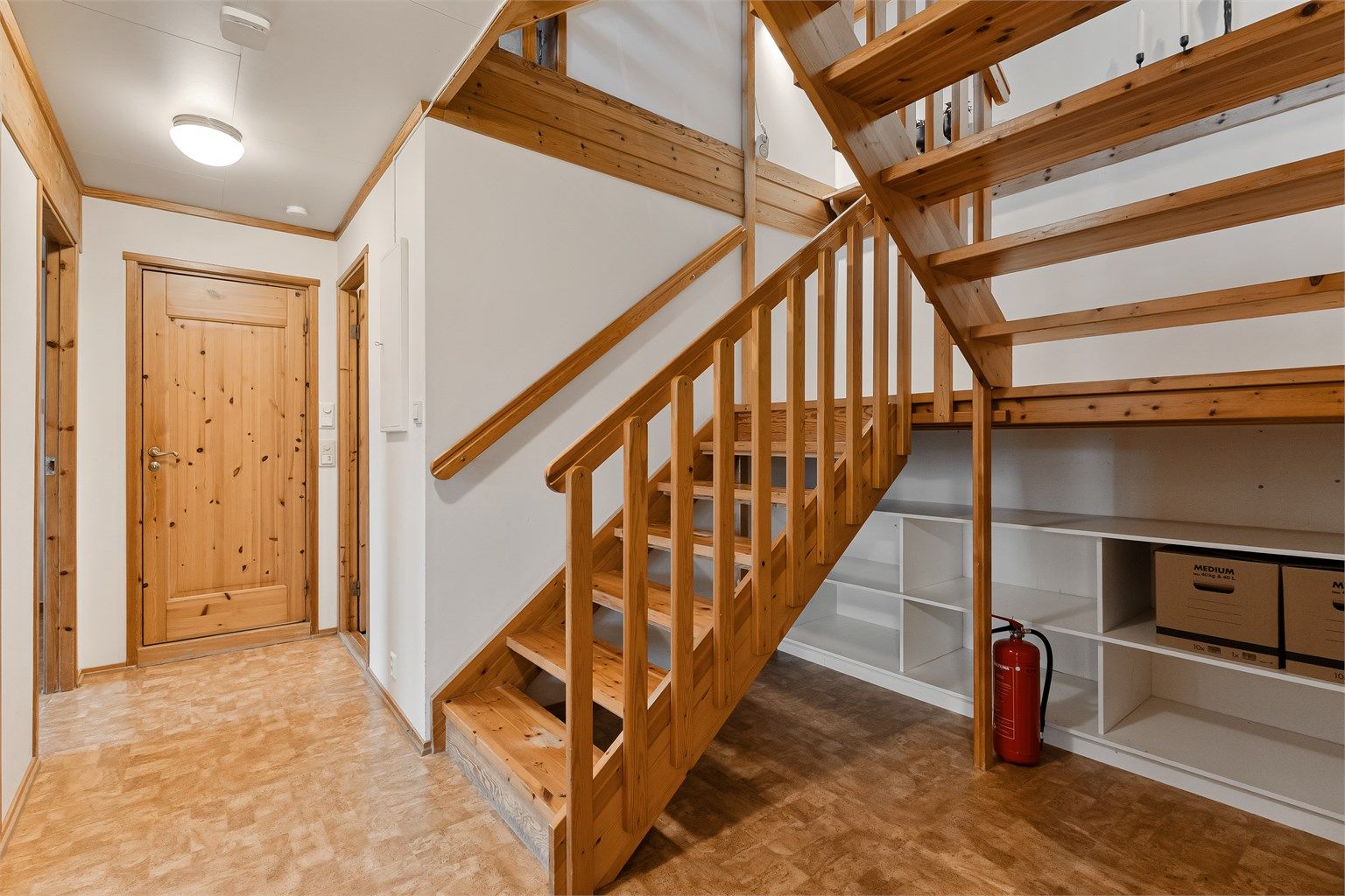 I nederste etasje finner du gang, trapperom, bod, bad, vaskerom og tre soverom