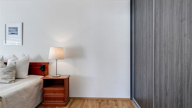 Skyvedørsgarderoben gir rikelig med oppbevaringsplass.