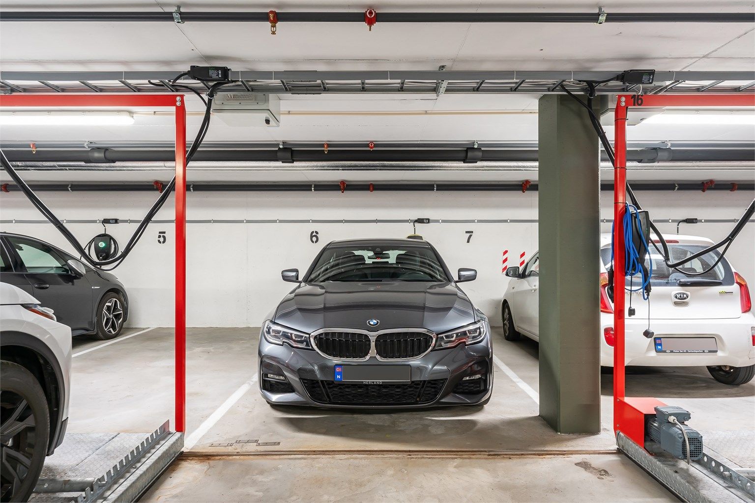 Det er installert elbil-lader på parkeringsplassen