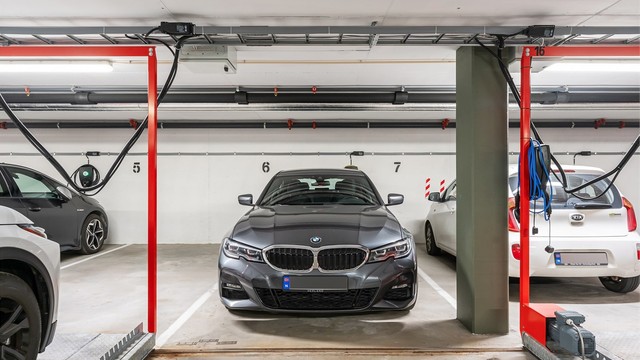 Det er installert elbil-lader på parkeringsplassen