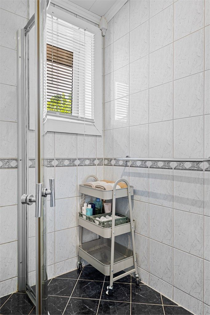 Ventil i vindu og mekanisk avtrekk sørger for god ventilasjon på badet.