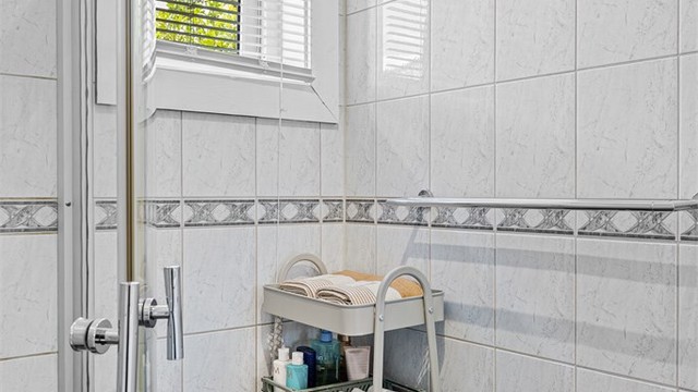 Ventil i vindu og mekanisk avtrekk sørger for god ventilasjon på badet.