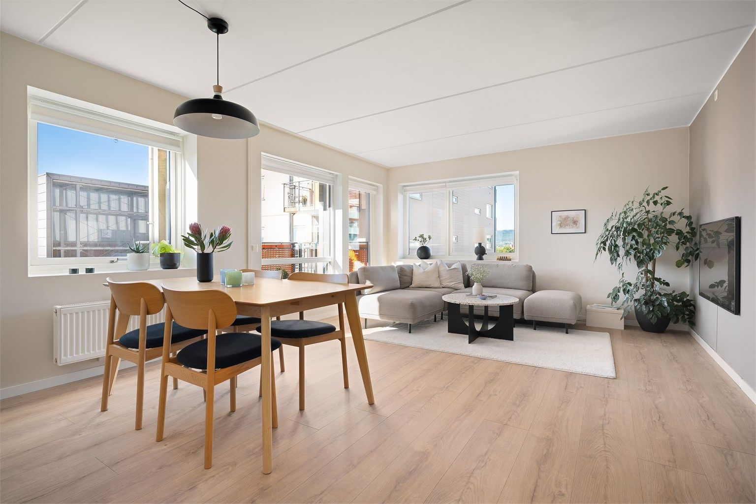 En lekker og innbydende 3-roms med gjennomgående planløsning og attraktiv beliggenhet.