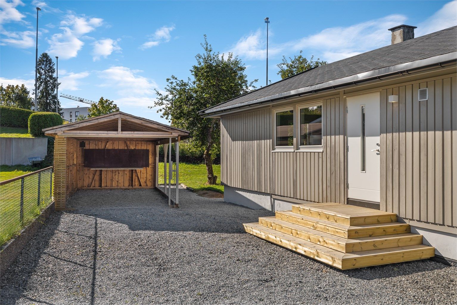 I bakkant av carporten ligger en praktisk bod på ca. 8 m² som gir ytterligere lagringsplass.
