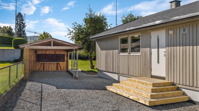 I bakkant av carporten ligger en praktisk bod på ca. 8 m² som gir ytterligere lagringsplass.