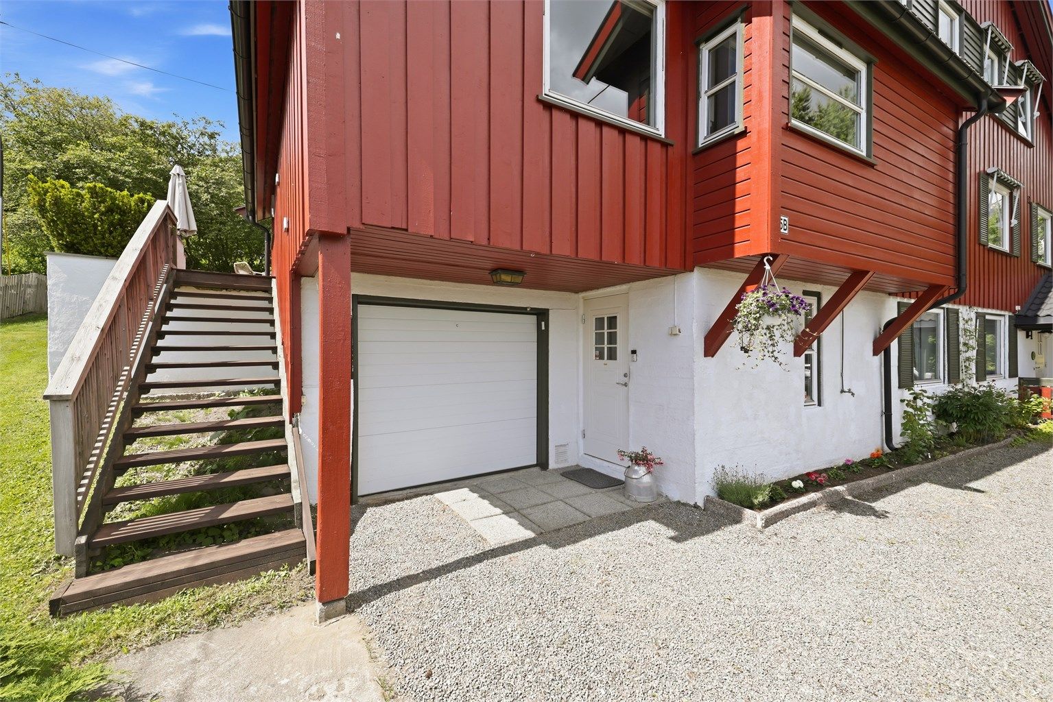 Inngangspartiet er innkravet og dette gir ly for nedbør, som er praktisk om høsten og vinteren. Foto: Digit Media AS v/Jørgen Sørebø