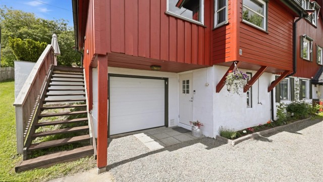 Inngangspartiet er innkravet og dette gir ly for nedbør, som er praktisk om høsten og vinteren. Foto: Digit Media AS v/Jørgen Sørebø