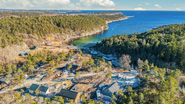 Hyttetomt med flott sjøutsikt.