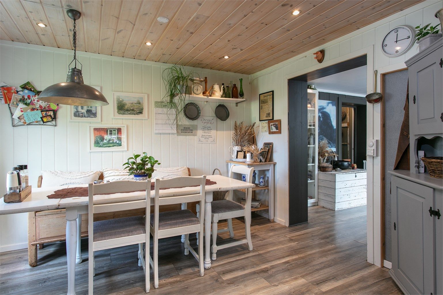Kjøkkenet har plass til et stort spisebord for felles måltider.
