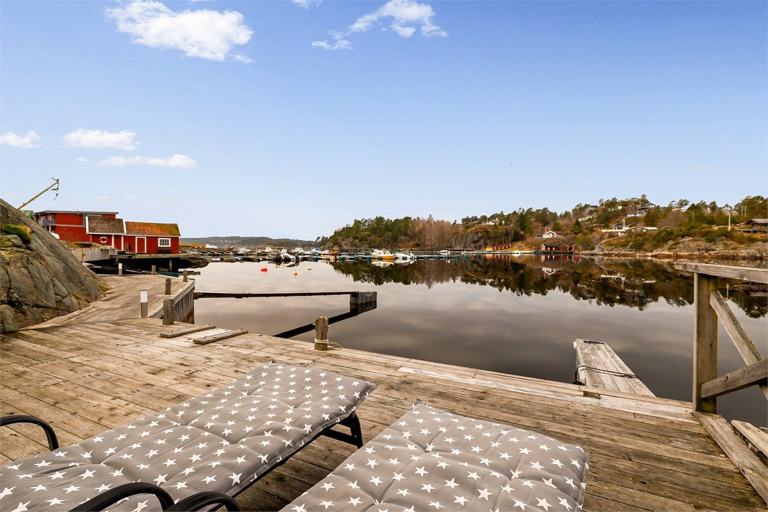 Nede på brygga er det gode dybdeforhold på utsiden og god plass til solstoler.