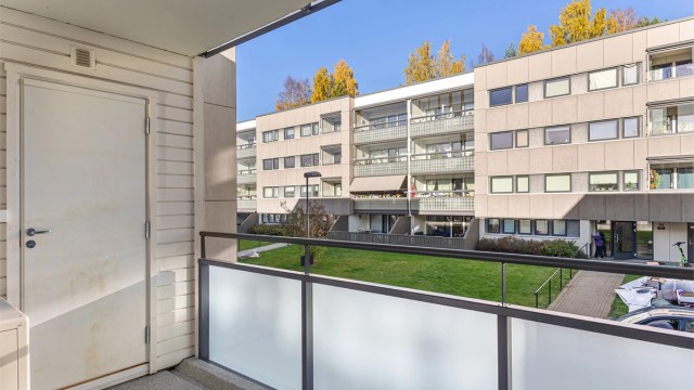 Her kan frokosten nytes de dagene været tillater det. Balkongen er overbygget som gjør at den skjermes for vær. På balkongen er det en tilhørende, utvendig bod.