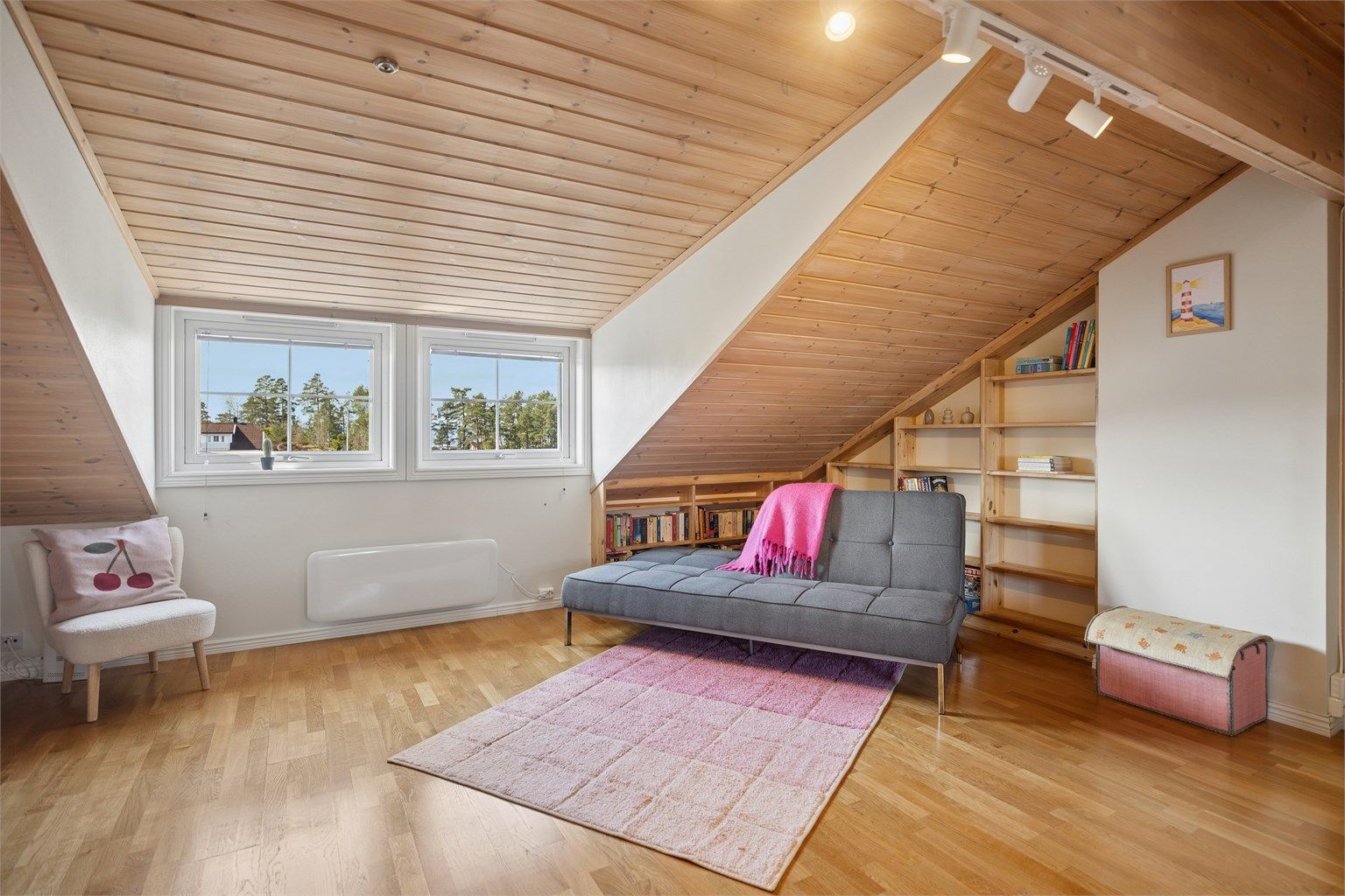 Rommet er romslig med godt lysinnslipp. 