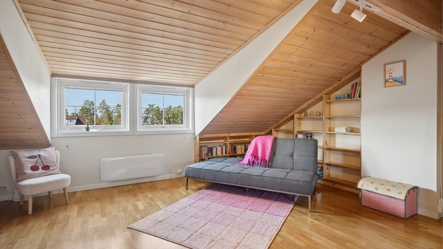 Rommet er romslig med godt lysinnslipp.