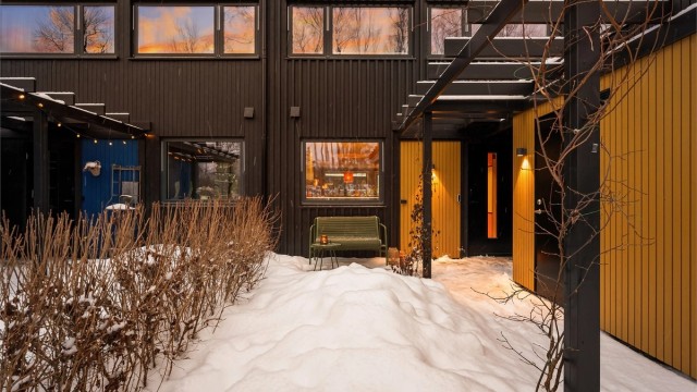 Ved inngangspartiet har du en hyggelig uteplass og utebod