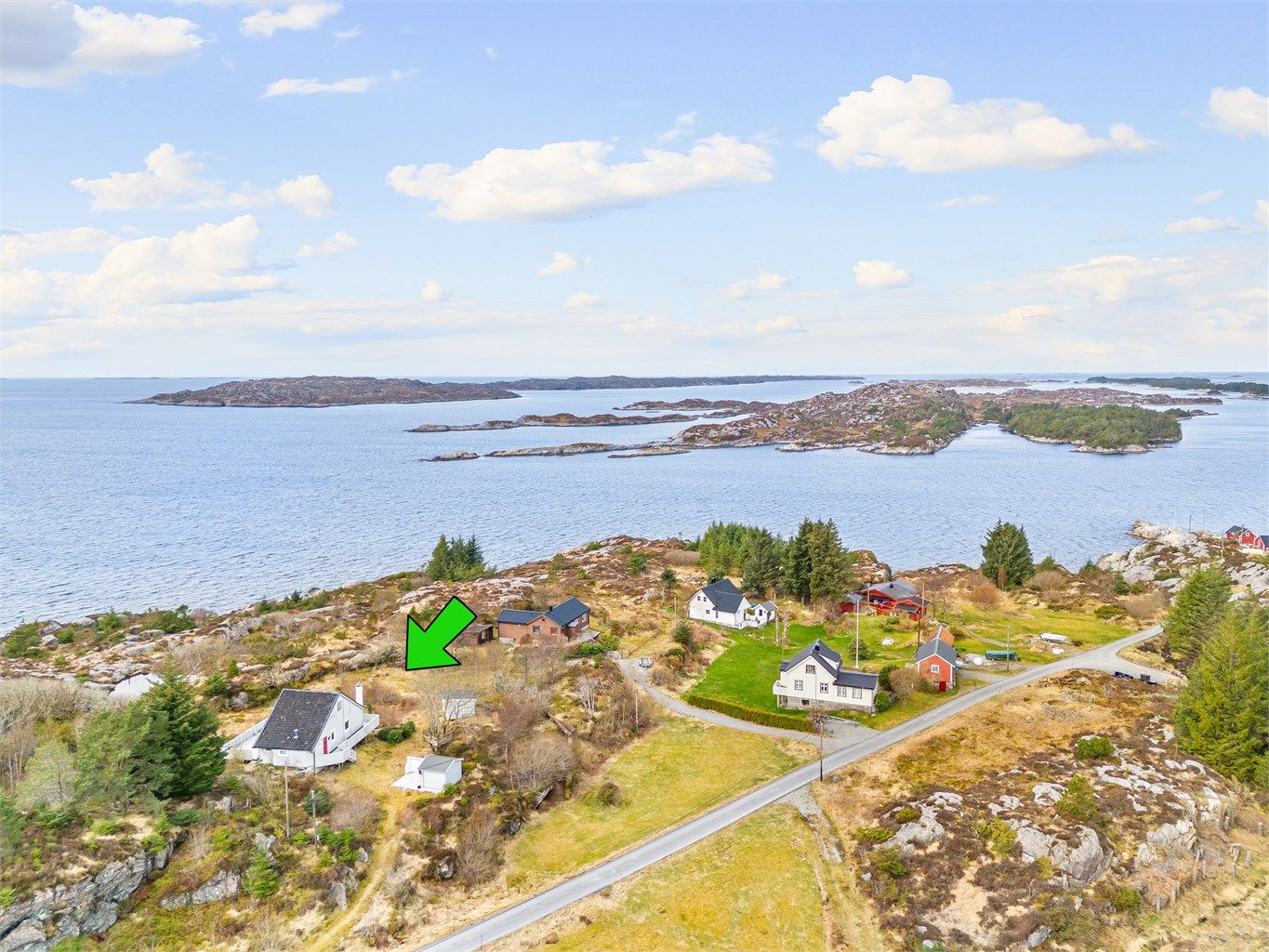 Eiendommen ligger usjenert til med fin utsikt og svært gode solforhold.