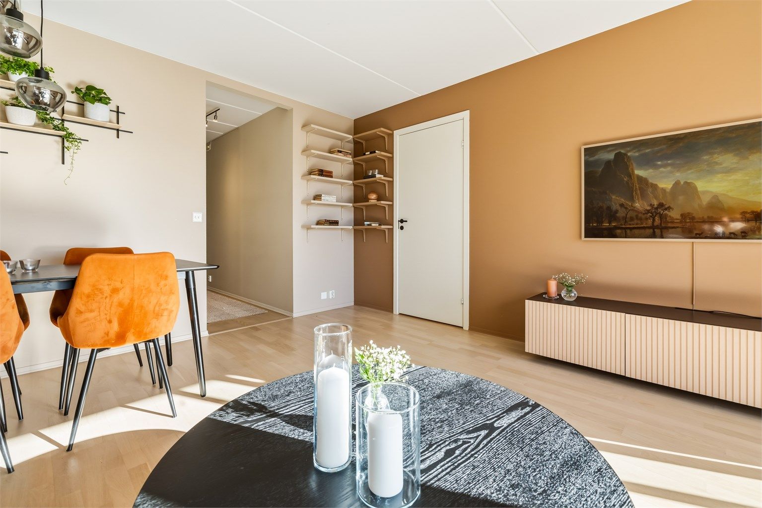 Inngang til soverom to, og tilknyttet bod på soverom to fra stuen.