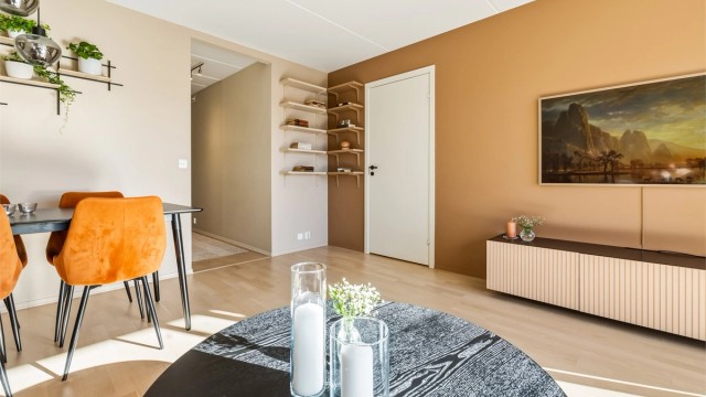 Inngang til soverom to, og tilknyttet bod på soverom to fra stuen.