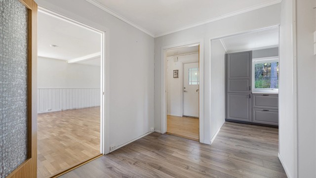 Fra gangen er det enkel tilgang til boligens sentrale rom, inkludert stue og kjøkken.