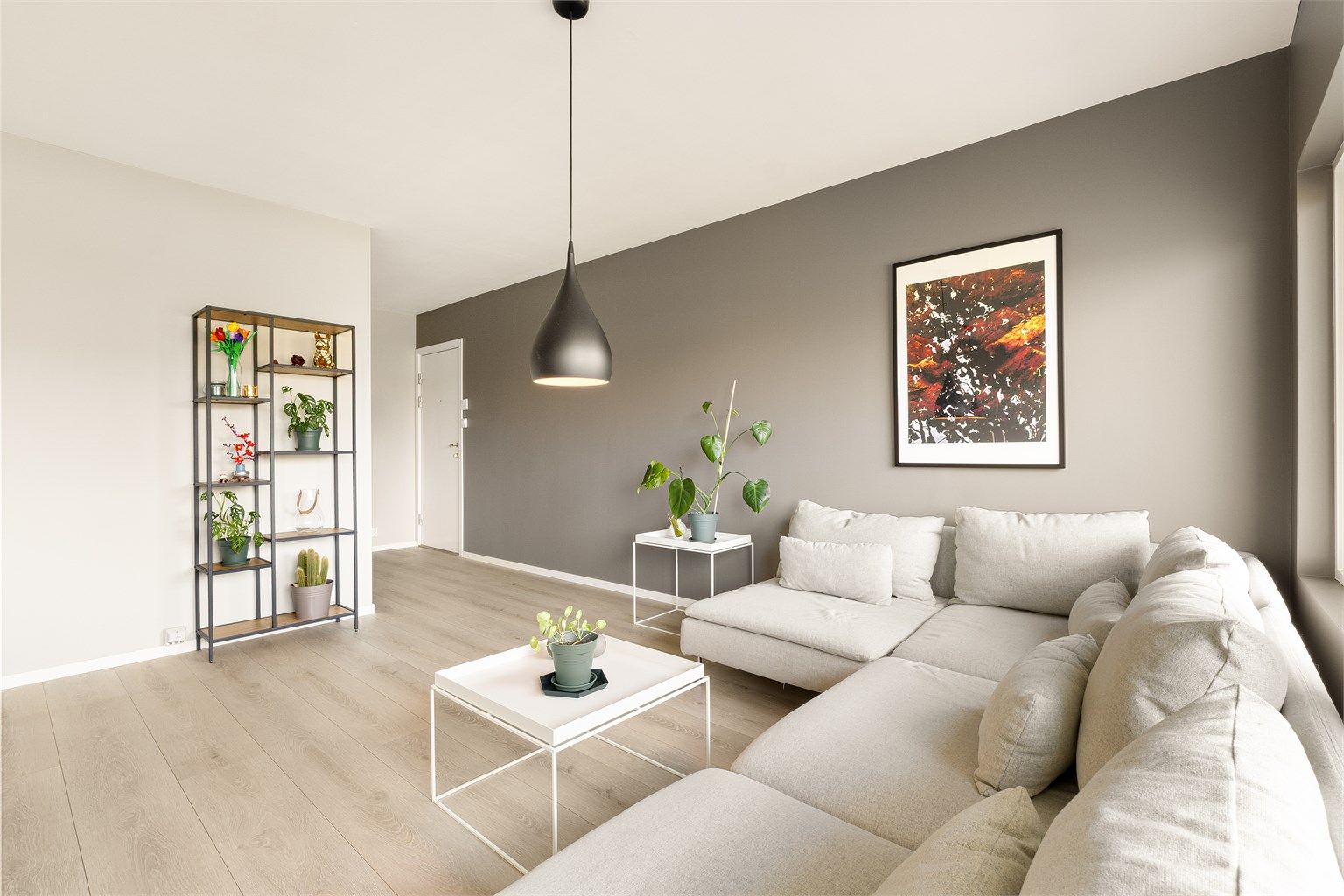 I 2019 ble det lagt nytt 1-stavs høytrykkslaminatgulv gjennomgående, og overflater i gang, stue, kjøkken og soverom ble oppgradert.