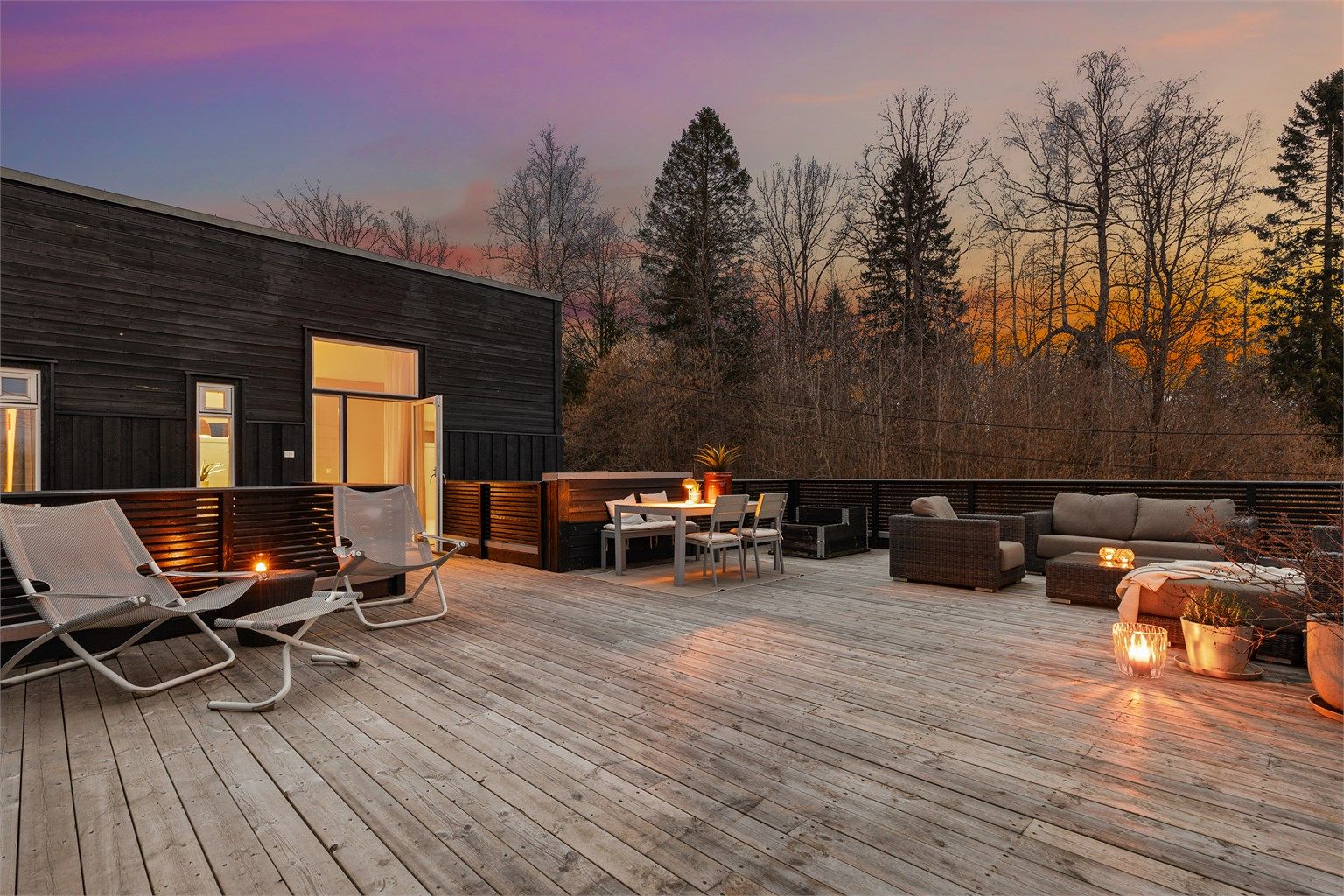 Takterrassen med utgang fra stuen i 2.etasje. Her er det rikelig med plass til sittegrupper og grill. Flott utsyn og gode solforhold!