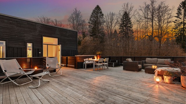 Takterrassen med utgang fra stuen i 2.etasje. Her er det rikelig med plass til sittegrupper og grill. Flott utsyn og gode solforhold!