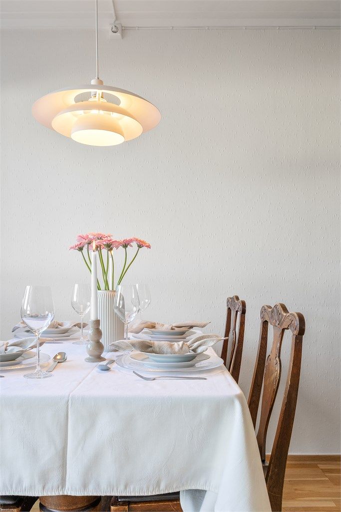 God plass til et stort spisebord for hyggelige måltider med familie og venner.