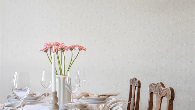 God plass til et stort spisebord for hyggelige måltider med familie og venner.