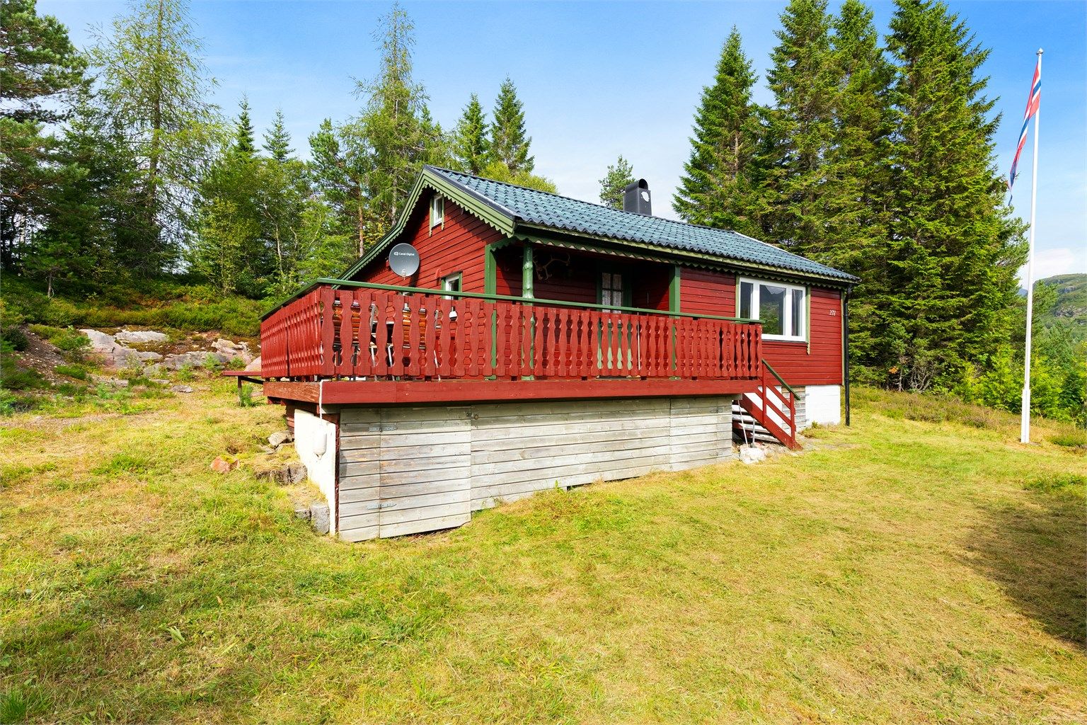 Hytta er omkranset av natur og byr på en flott utsikt mot fjellandskapet