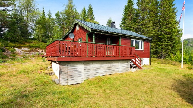 Hytta er omkranset av natur og byr på en flott utsikt mot fjellandskapet