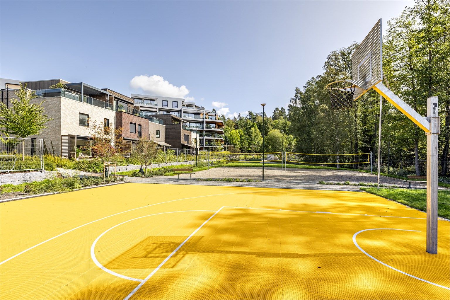 Nærområde - Basketballbane og sandvolleyballbane i området