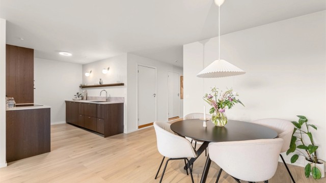 Kjøkkenet er sosialt plassert i åpen løsning med stue og spisestue.