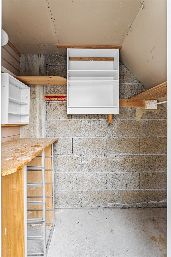 Utvendig bod på 4m² ved terrassen.