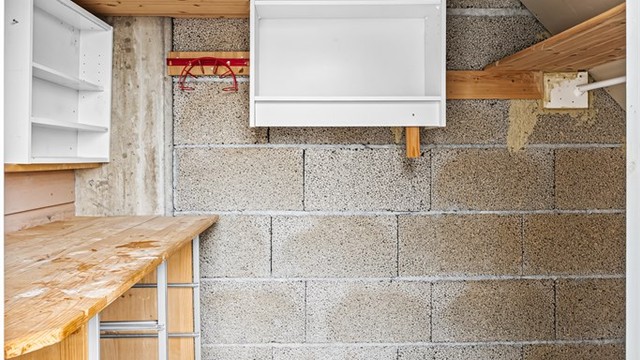 Utvendig bod på 4m² ved terrassen.