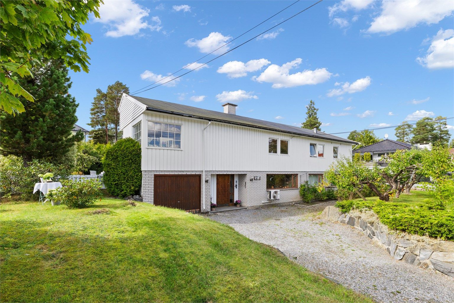 Innholdsrik enebolig over to plan med tilliggende garasje og egen utleiedel.
Foto: Løvås Foto