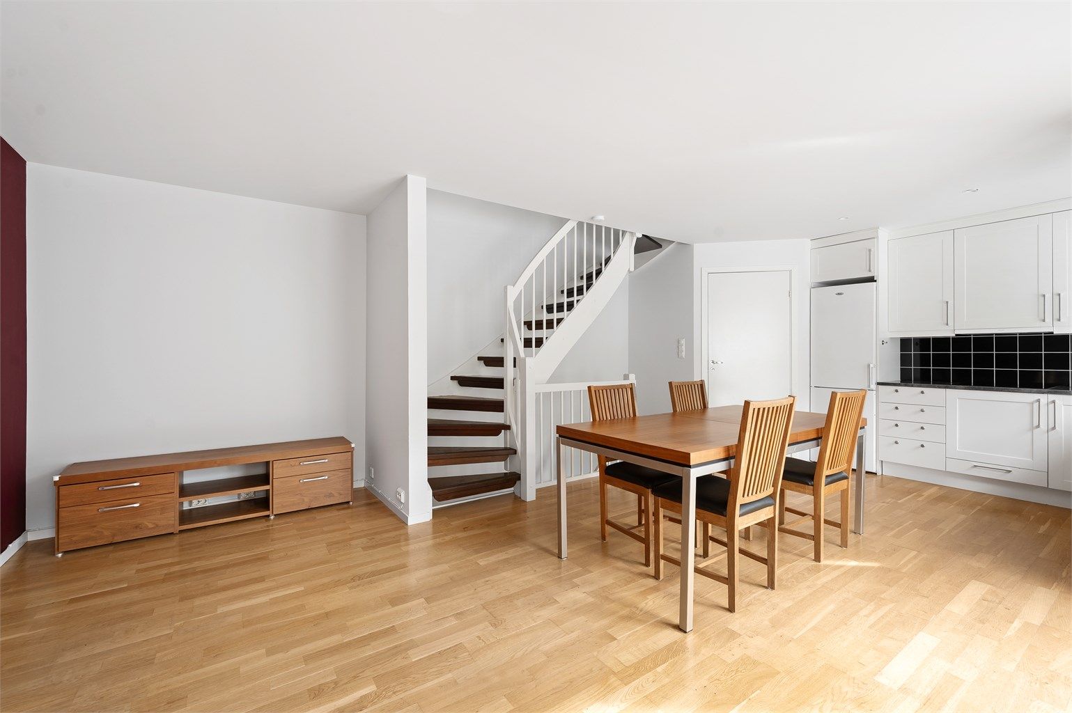 Stue med åpen kjøkkenløsning. Plass for sofagruppe og spisebord