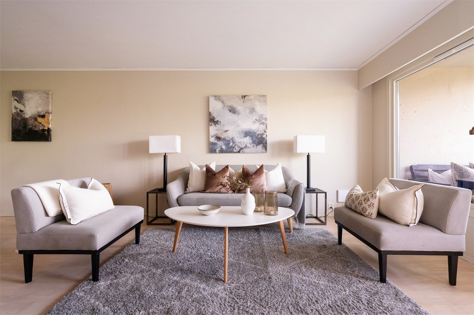 Stuen er romslig med god planløsning og kan enkelt innredes med både sofa og spisebord