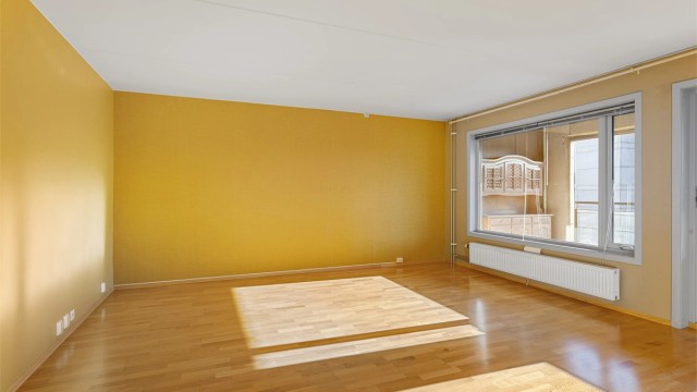 Stuen har parkettgulv og plass til en romslig sofagruppe.