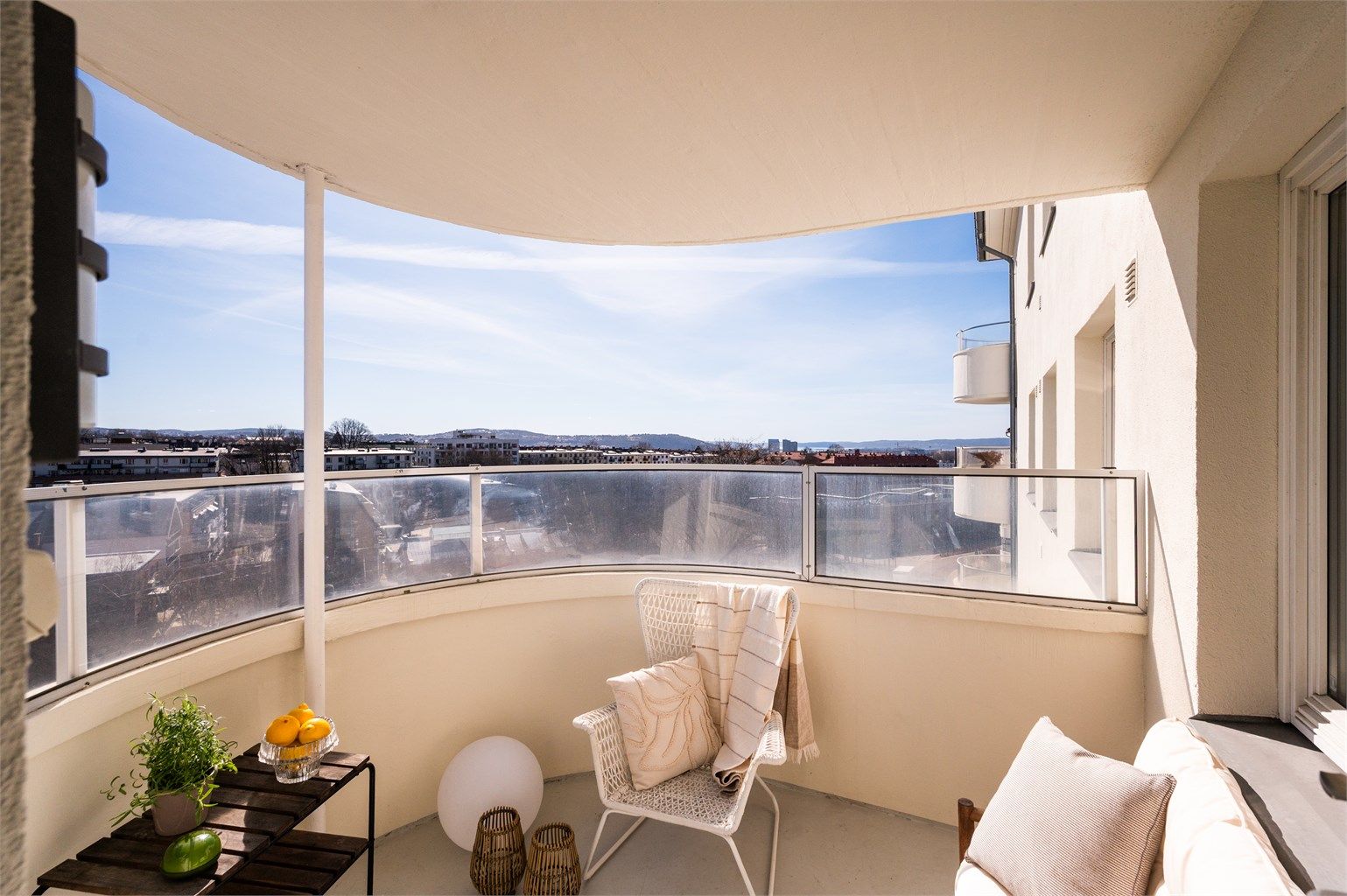 Romslig sørøstvendt balkong