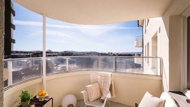 Romslig sørøstvendt balkong