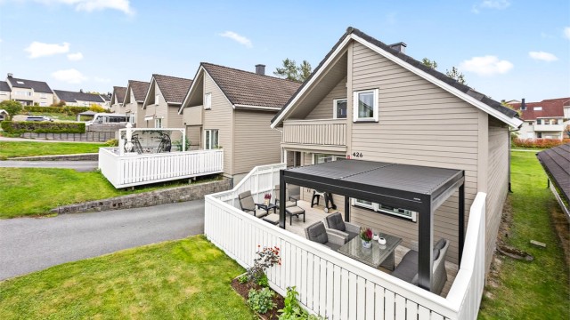 Inngangsparti og vestvendt terrasse med etablert pergola fra 2026.