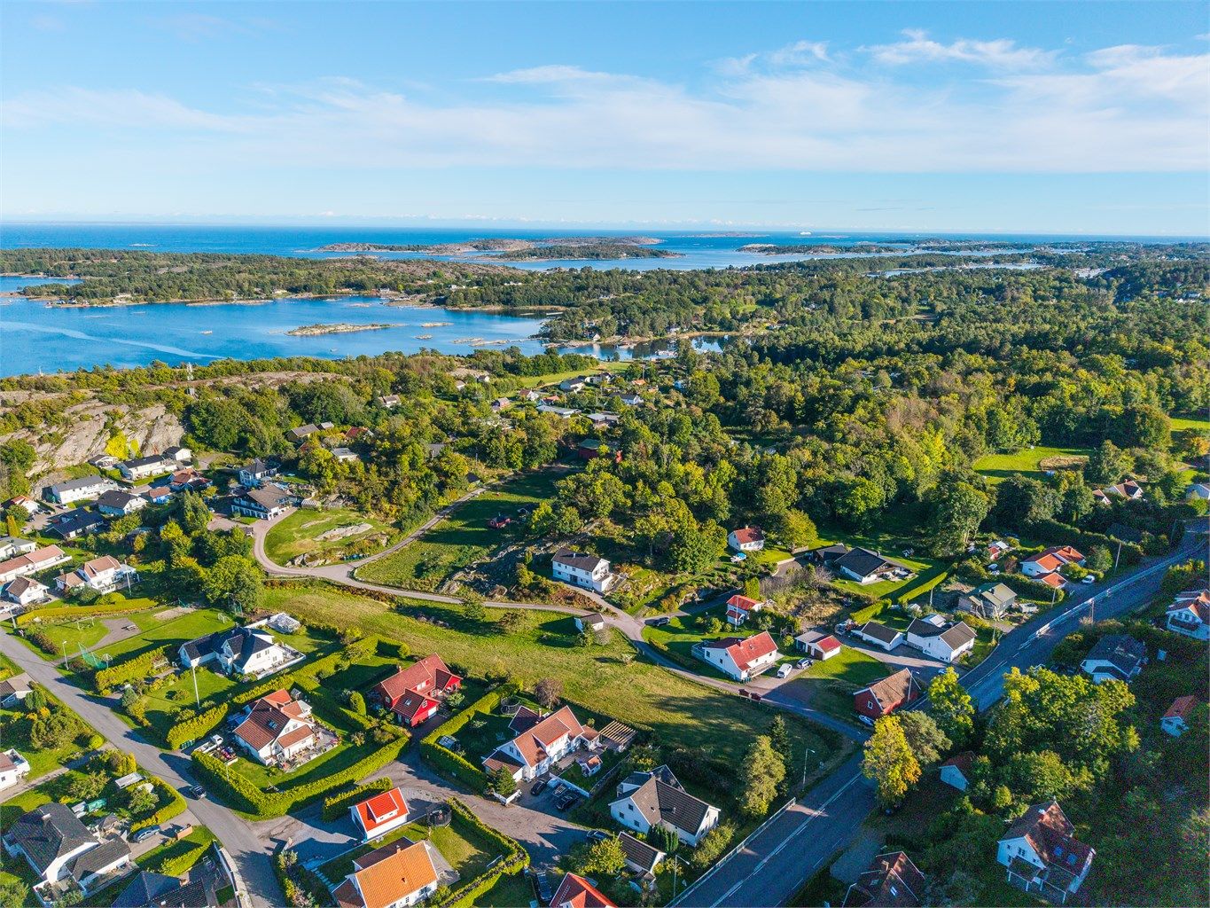 Eiendommen har en attraktiv beliggenhet i et veletablert og barnevennlig nabolag på Grimestad