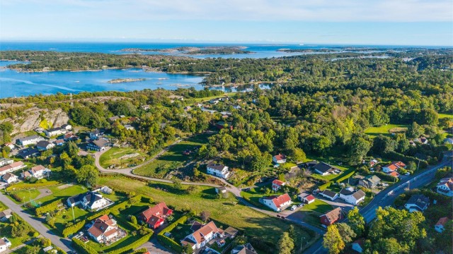 Eiendommen har en attraktiv beliggenhet i et veletablert og barnevennlig nabolag på Grimestad