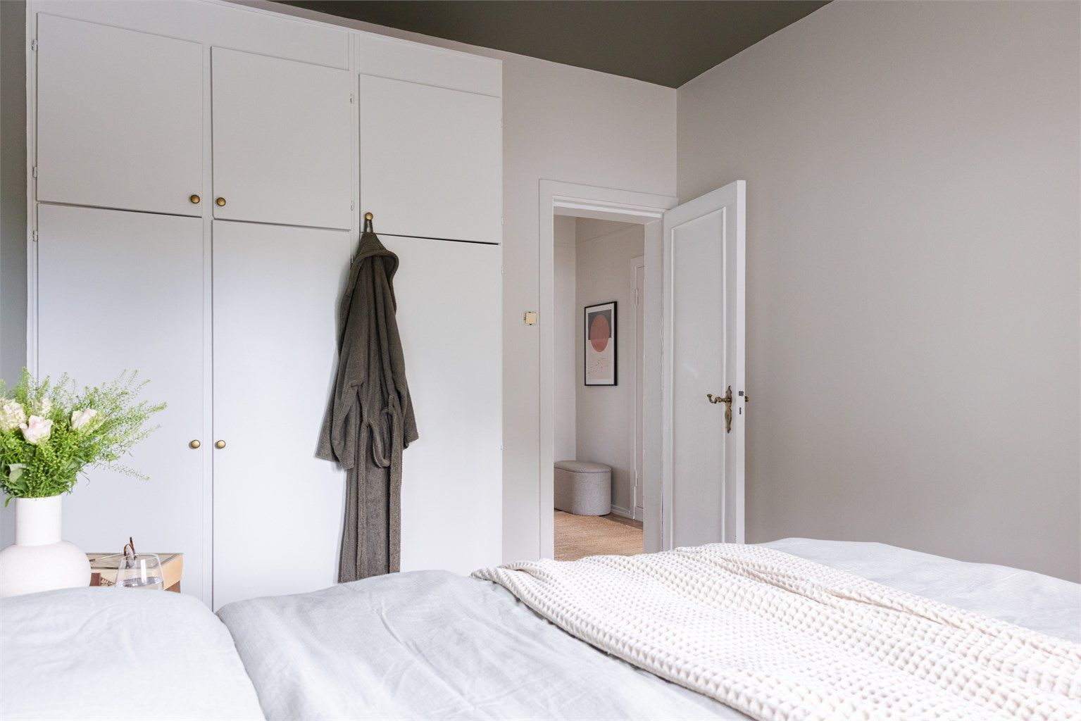 Her har du rikelig med oppbevaringsplass i stort garderobeskap.