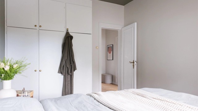 Her har du rikelig med oppbevaringsplass i stort garderobeskap.