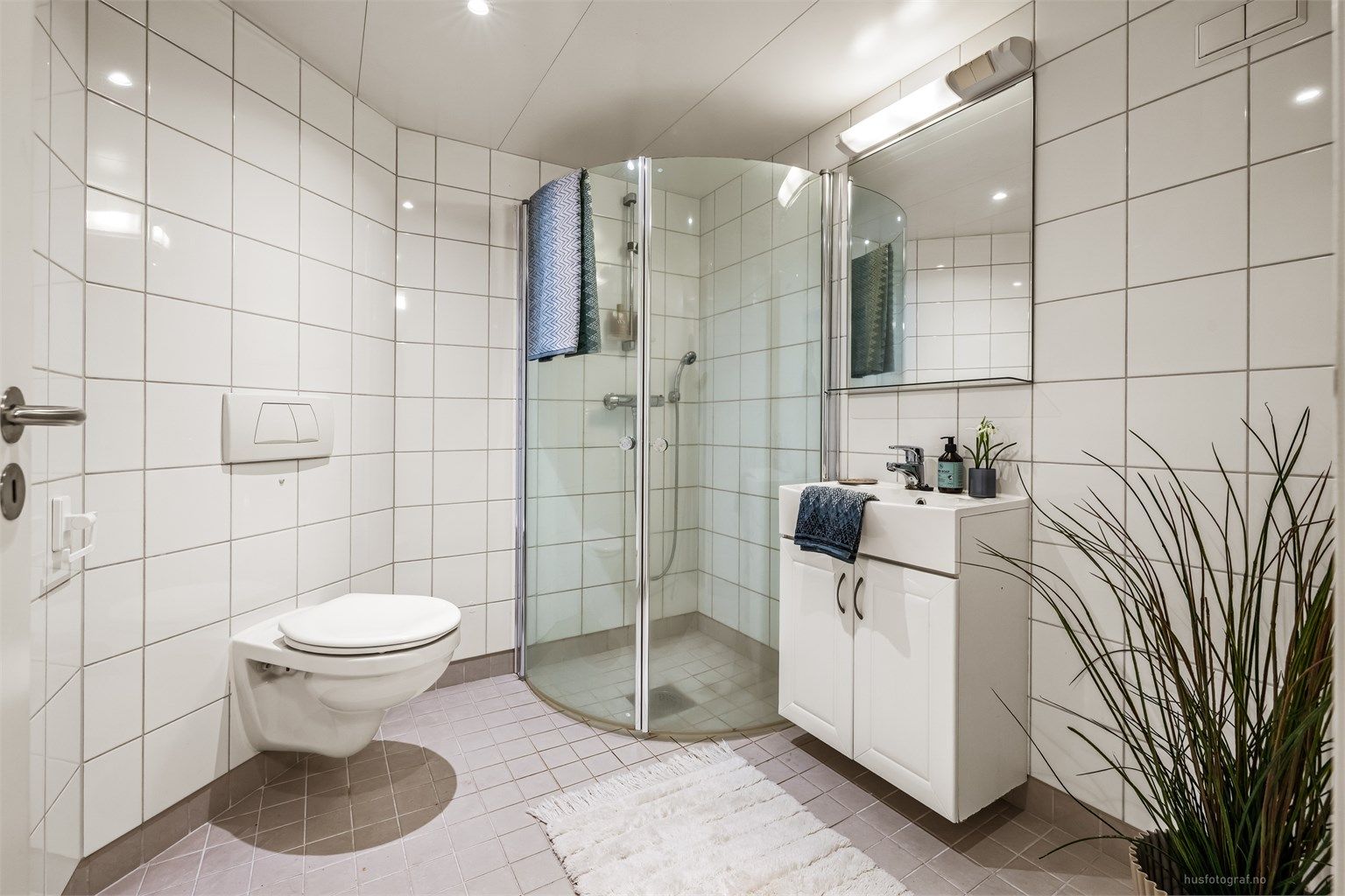 Badet har downlights i tak og gulvvarme.
