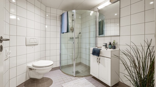Badet har downlights i tak og gulvvarme.