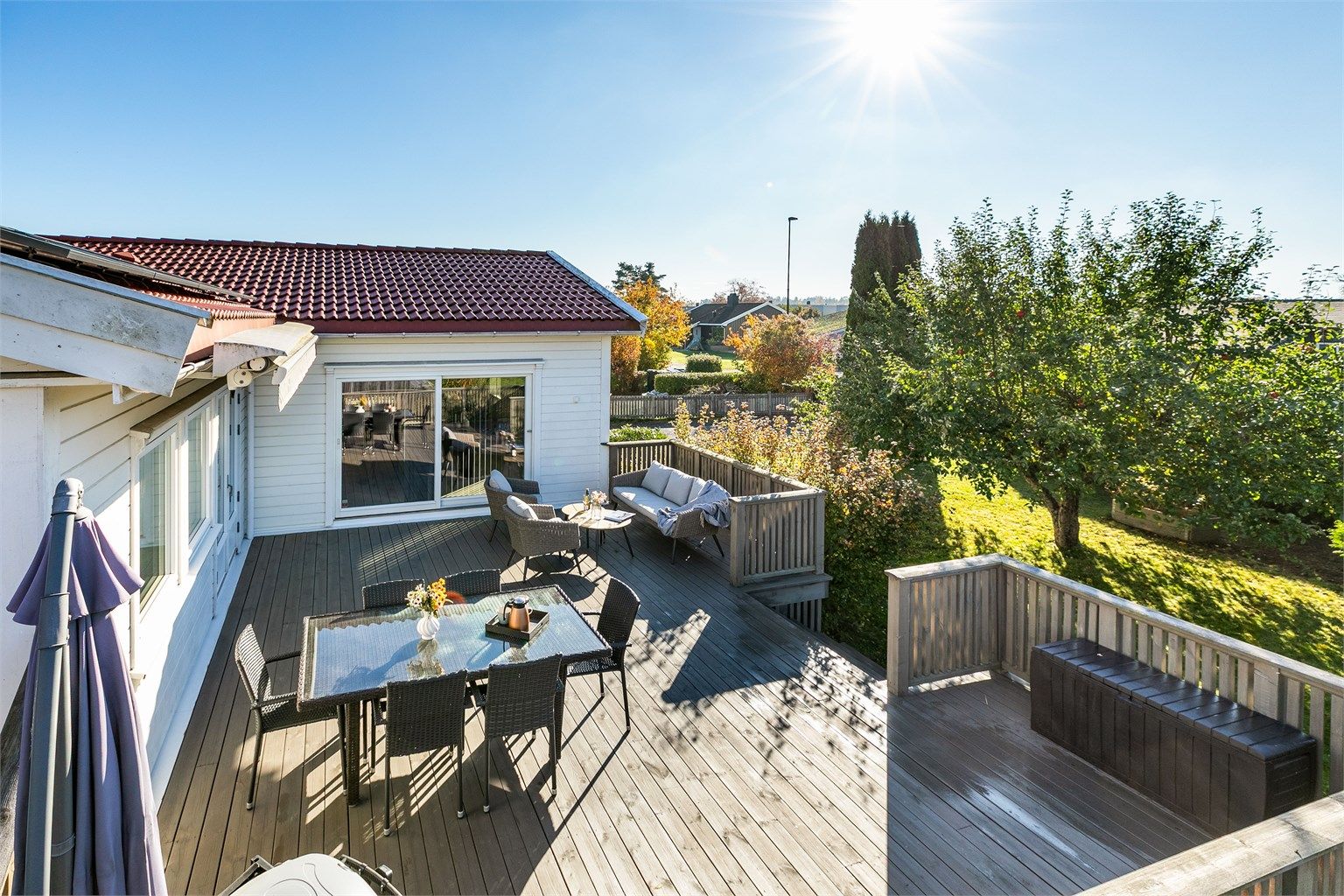 En stor og deilig terrasse på over 40 kvm. ble nyoppført rundt 2015. Solforholdene er meget gode, både på terrassen og i hagen.